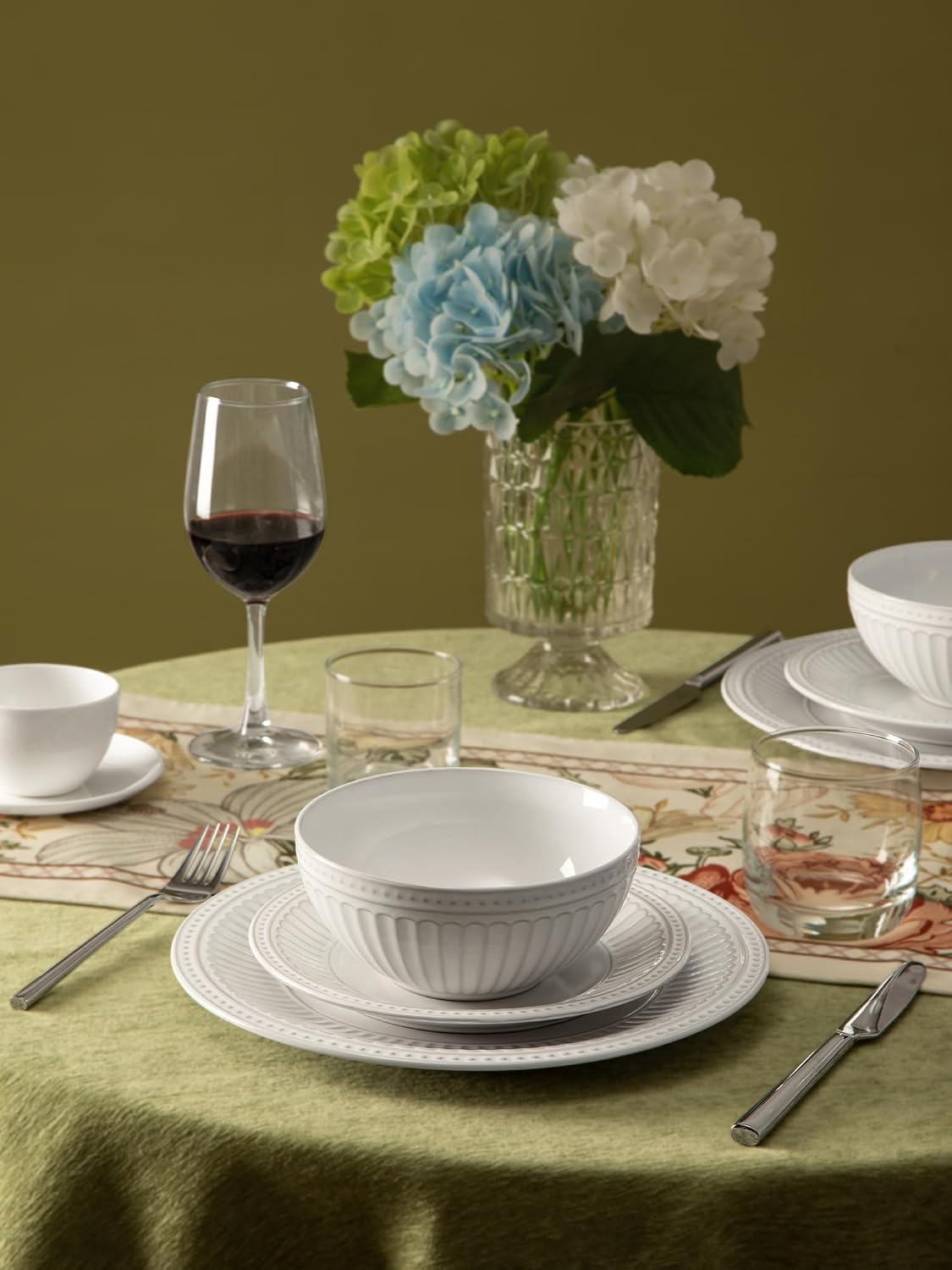 Famiware Garden 18-Piece Embossed Plates and Bowls Sets, Stoneware Reactive Glaze Dishes Dinnerware Set, Modern Rustic, Chip & Scratch Resistant, Microwave & Dishwasher Safe, Service for 6, White