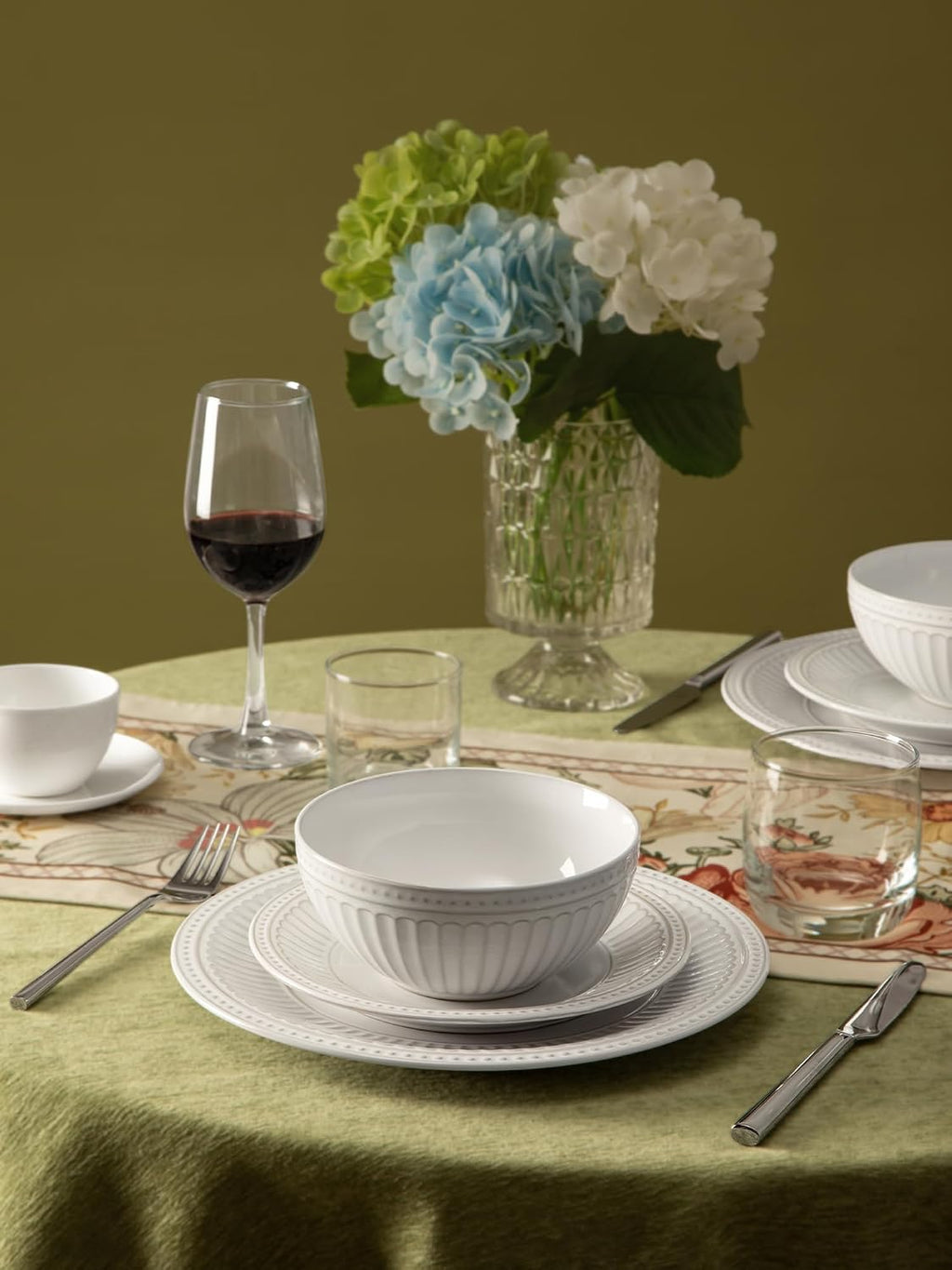 Famiware Garden 24-Piece Embossed Plates and Bowls Sets, Stoneware Reactive Glaze Dishes Dinnerware Set, Modern Rustic, Chip & Scratch Resistant, Microwave & Dishwasher Safe, Service for 8, White