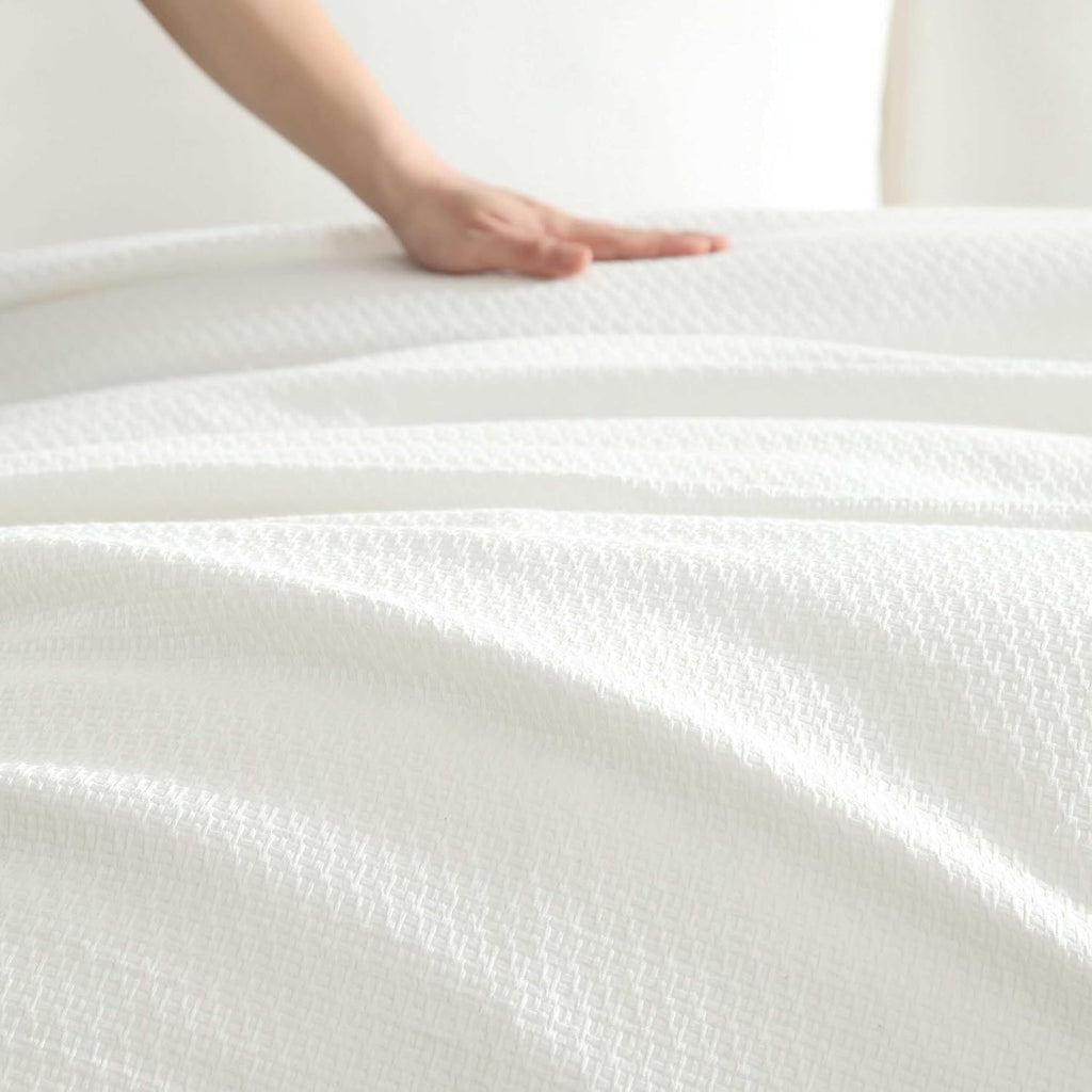 Vera Wang - King Comforter Set, Naturally Soft Cotton Bedding w/Matching Pillowcases, Crisp & Smooth w/a Lightweight Feel, 3 Piece Bed Set (Threaded Basketweave White)