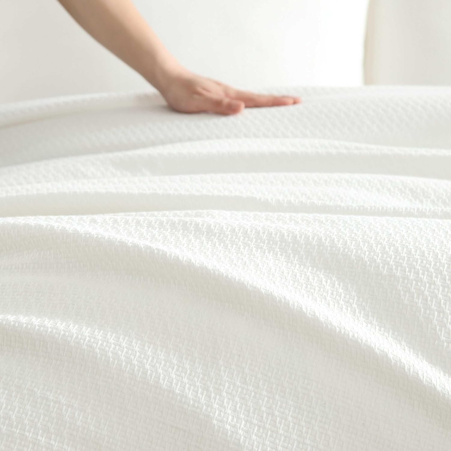 Vera Wang - King Comforter Set, Naturally Soft Cotton Bedding w/Matching Pillowcases, Crisp & Smooth w/a Lightweight Feel, 3 Piece Bed Set (Threaded Basketweave White)
