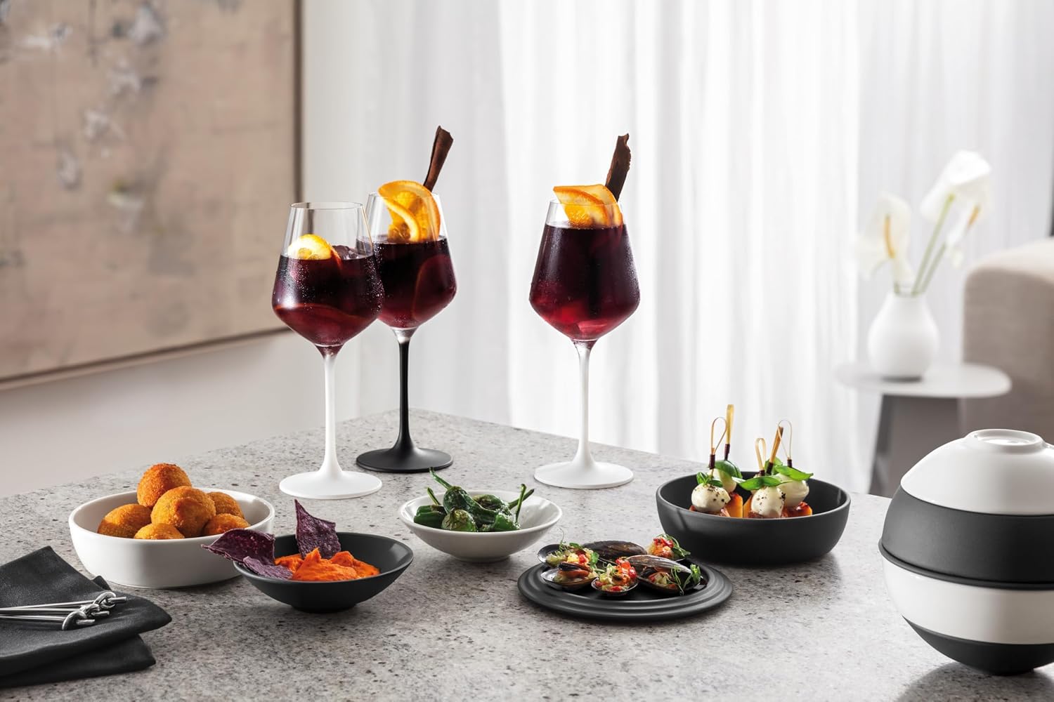 Villeroy & Boch Iconic Collection La petite Boule, Premium Porcelain, Made in Germany, Appetizer Set for 2, 5.5 x 5.5 in, Black & White