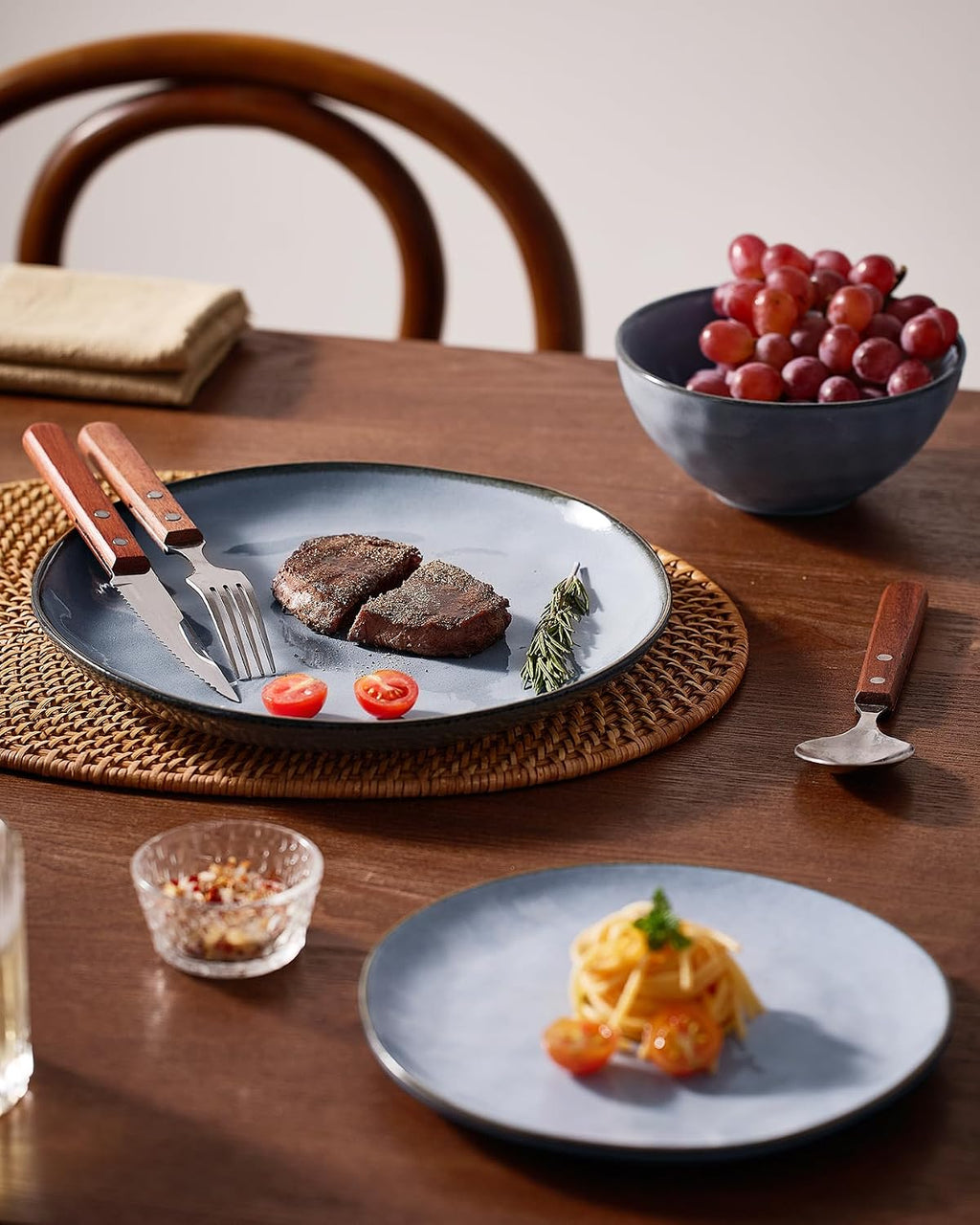 Famiware Dinnerware Sets for 8, Ocean Round 24-Piece Kitchen Plates and Bowls Sets, Reactive Glaze, Microwave and Dishwasher Safe, Scratch Resistant, Blue