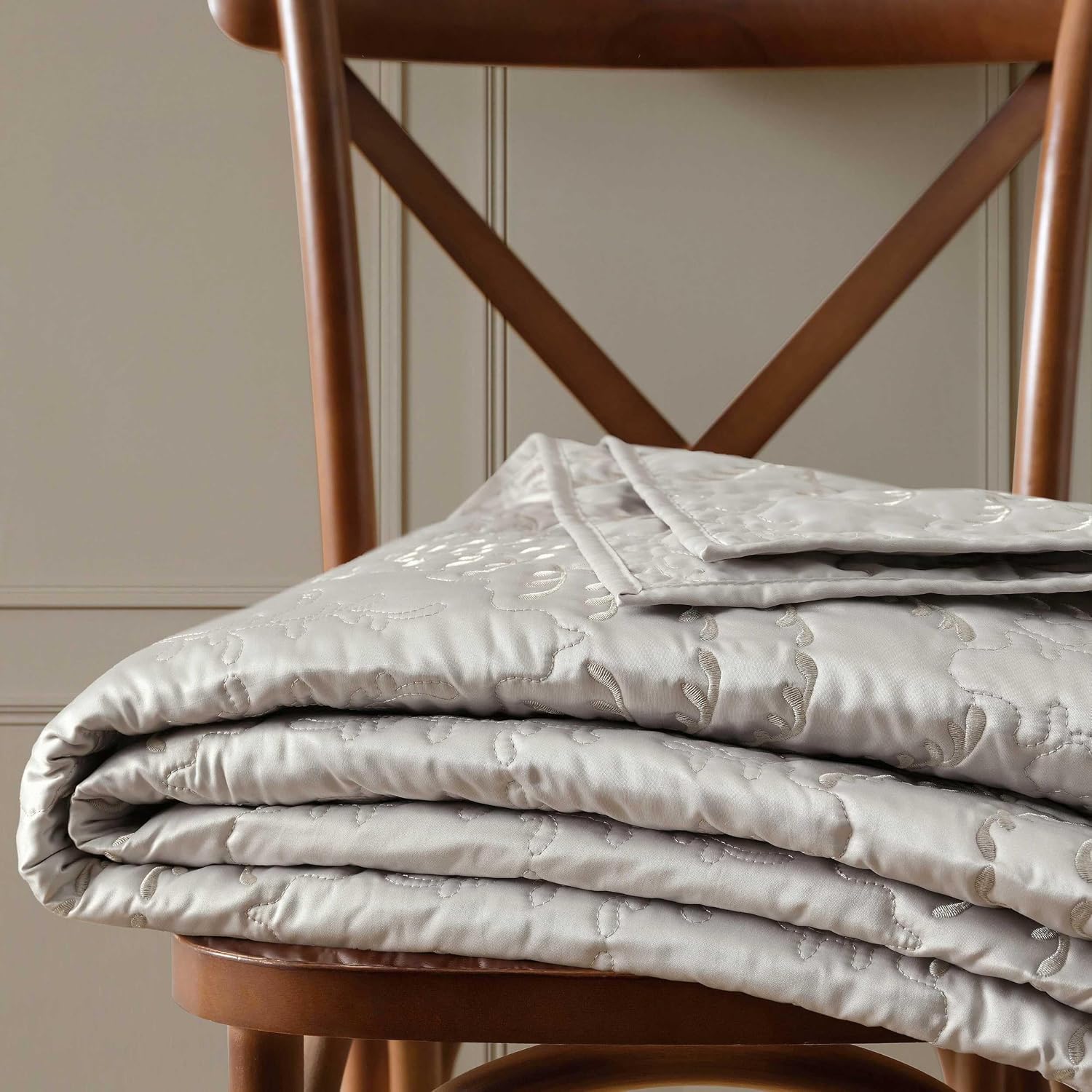 Martha Stewart - King Size Quilt Set, Soft & Smooth Sateen Bedding with a Light and Breathable Feel, 3 Piece Bed Set with Matching Pillowcases (Fern Embroidery Grey)