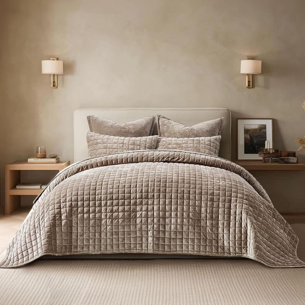 RECYCO Luxury Velvet Quilt Set, California King 118'' x 106'' Oversized Bedspread, Ultra Soft Velvet Comforter, Lightweight Box Stitch Bedding Sets for All Season, with 2 Shams, Natural Tan