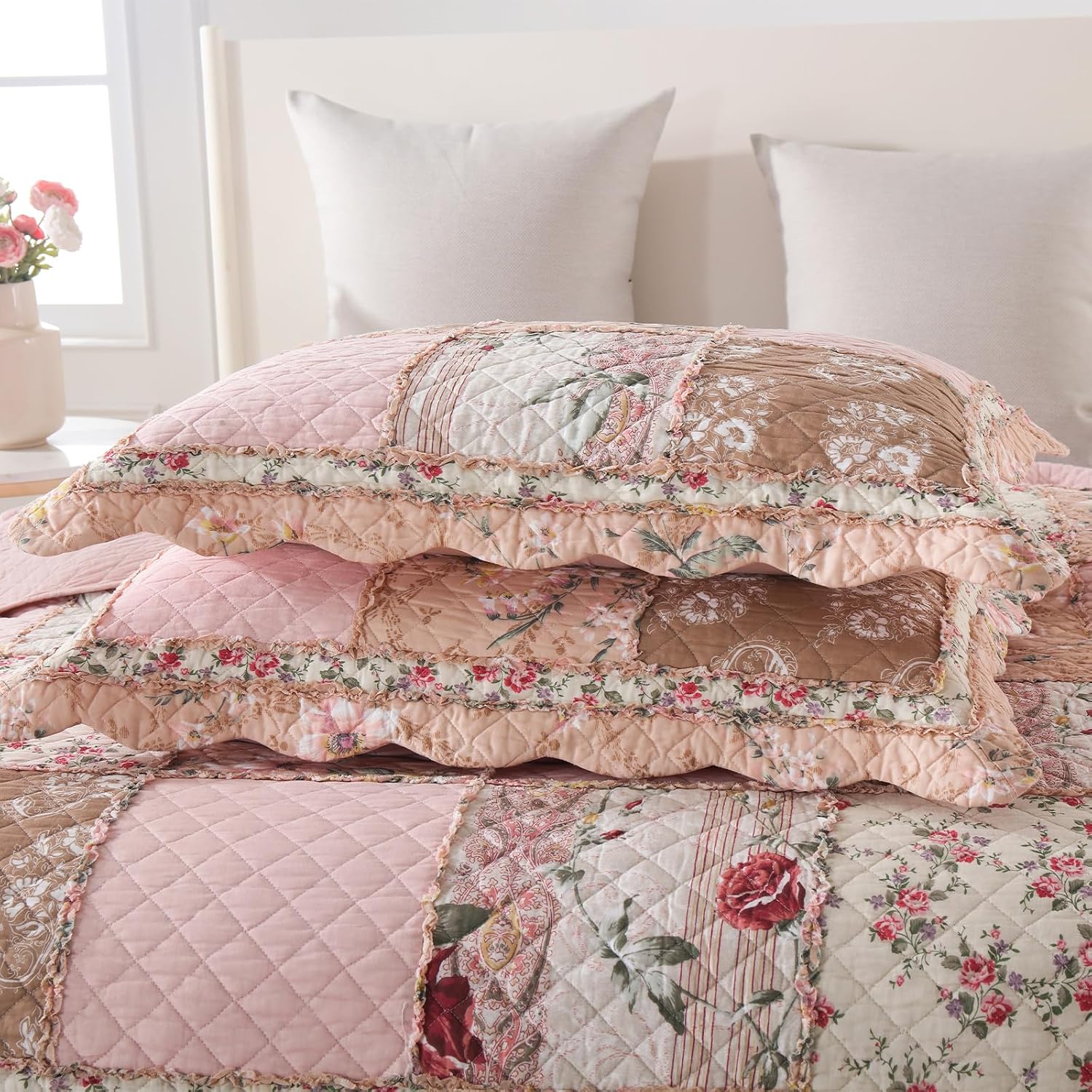 Yvooxny Quilts California King Patchwork Pink Floral Quilt Set Vintage Shabby Chic Botanical Quilted Bedspread 3-Piece Quilt Set with Ruffles for All Seasons, California King, 118 * 110 Inches