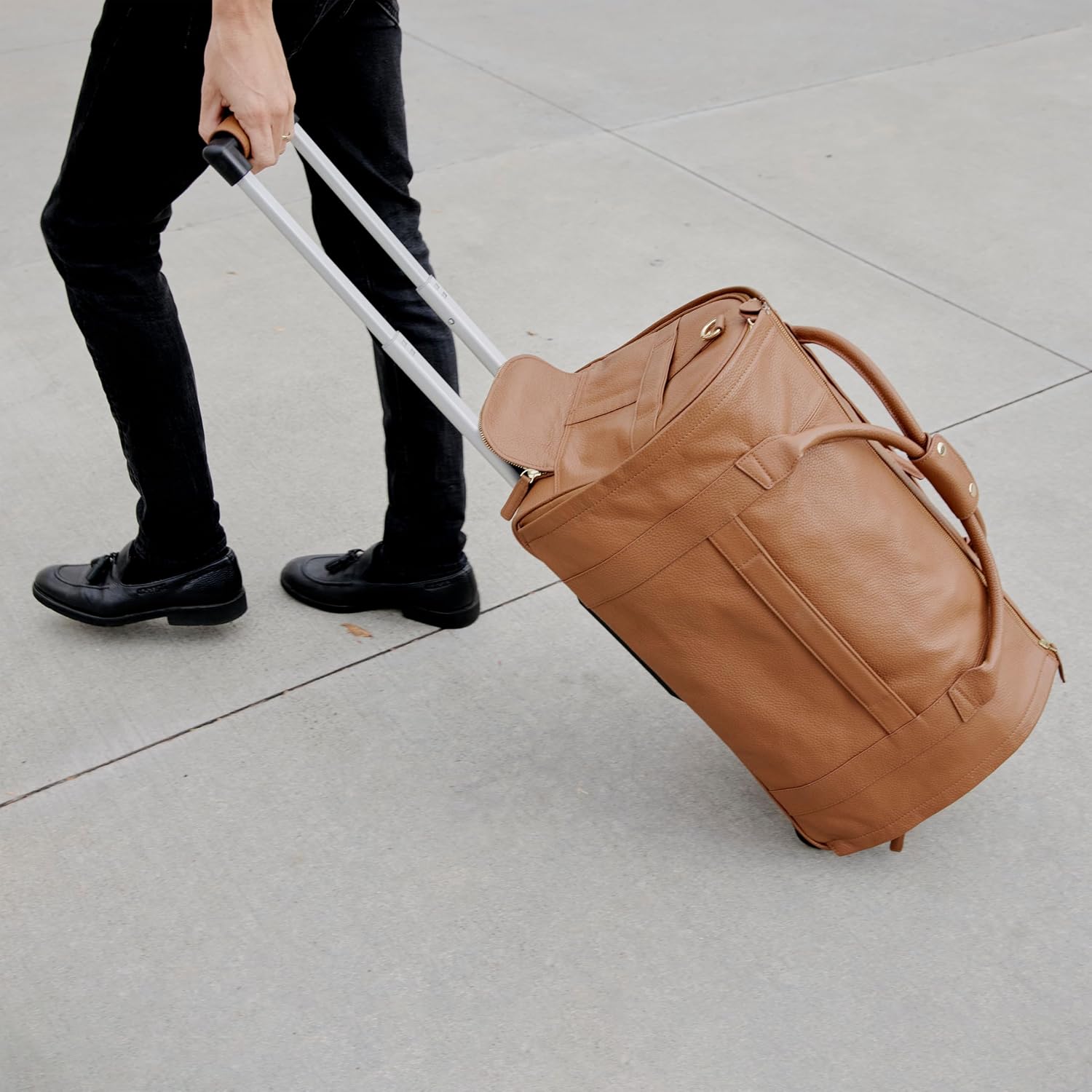 Wool & Oak - NOVA Large Duffle Bag with Wheels - Carry On Garment Duffle Bags for Travel, Overnight, Hospital - Travel Bags for Women & Men with Shoe Compartment & Tech Pocket (Leather, Sand)