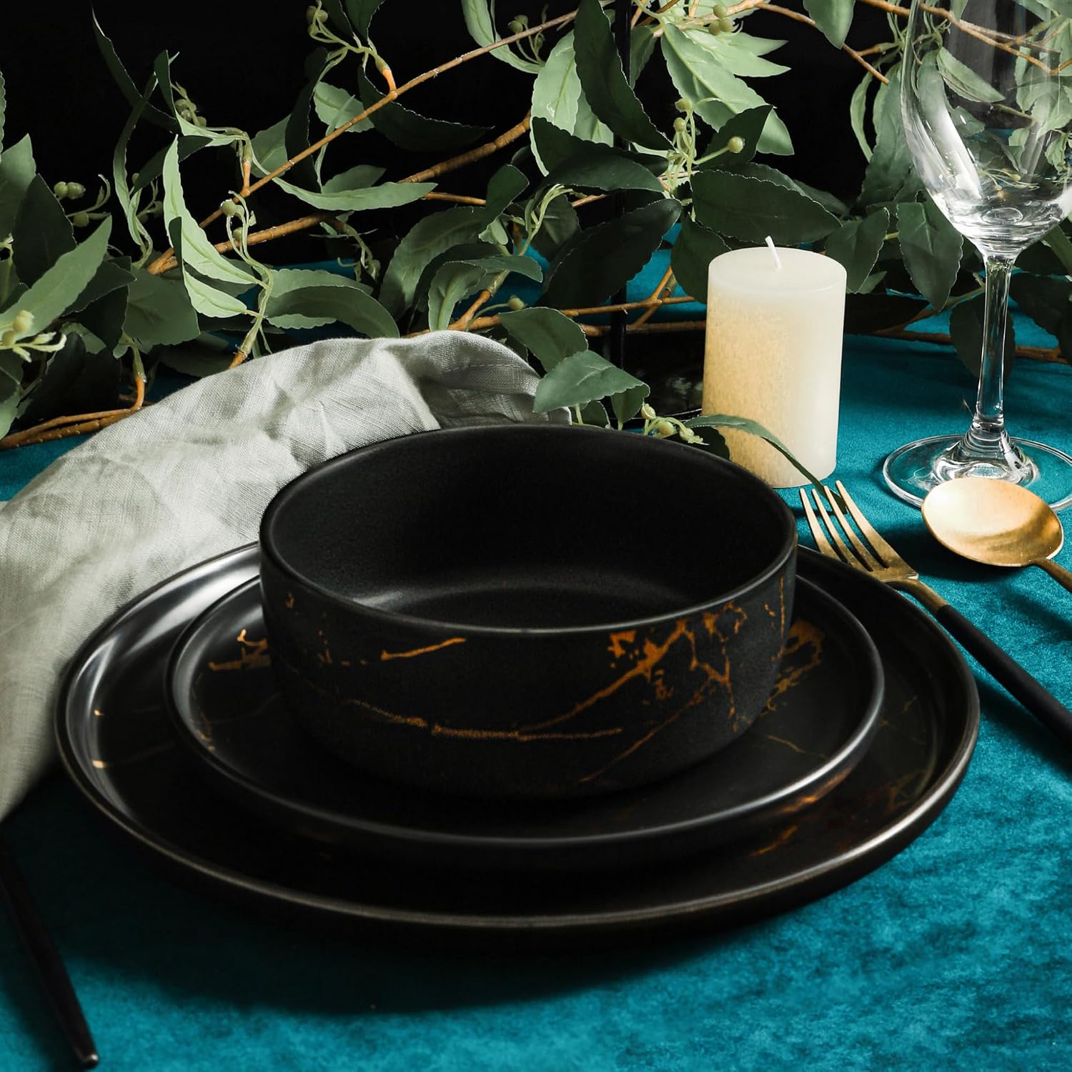 Stone Lain Porcelain 16-Piece Dinnerware Set – Black with Gold Splash, Service for 4 – Elegant Dinner Plates, Salad Plates, Bowls & Mugs – Modern Round Tableware, Dishwasher Safe