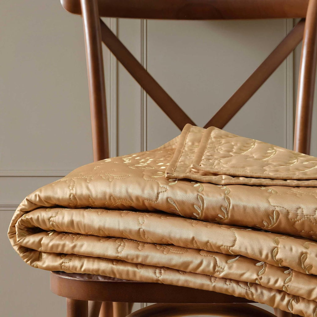 Martha Stewart - King Size Quilt Set, Soft & Smooth Sateen Bedding with a Light and Breathable Feel, 3 Piece Bed Set with Matching Pillowcases (Fern Embroidery Beige)