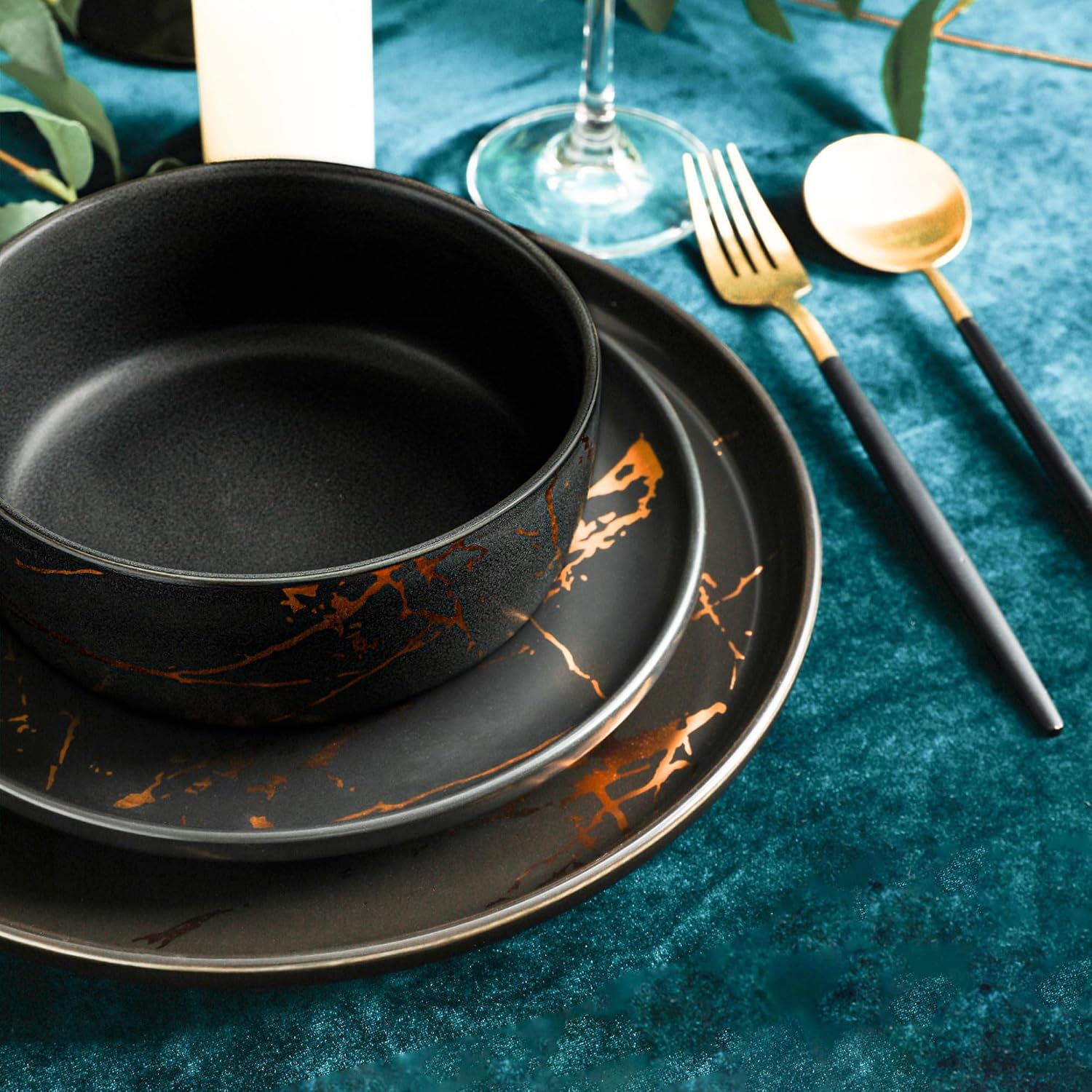 Stone Lain Porcelain 16-Piece Dinnerware Set – Black with Gold Splash, Service for 4 – Elegant Dinner Plates, Salad Plates, Bowls & Mugs – Modern Round Tableware, Dishwasher Safe