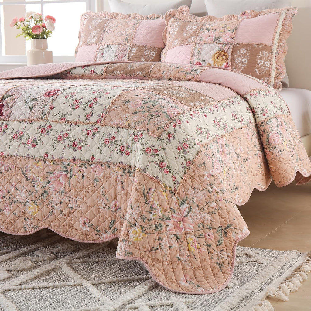 Yvooxny Quilts King Size Patchwork Pink Floral Quilt Set Vintage Shabby Chic Botanical Floral Quilted Bedspread 3-Piece Quilt Set with Ruffle for All Seasons, King Size, 106 * 98 Inches