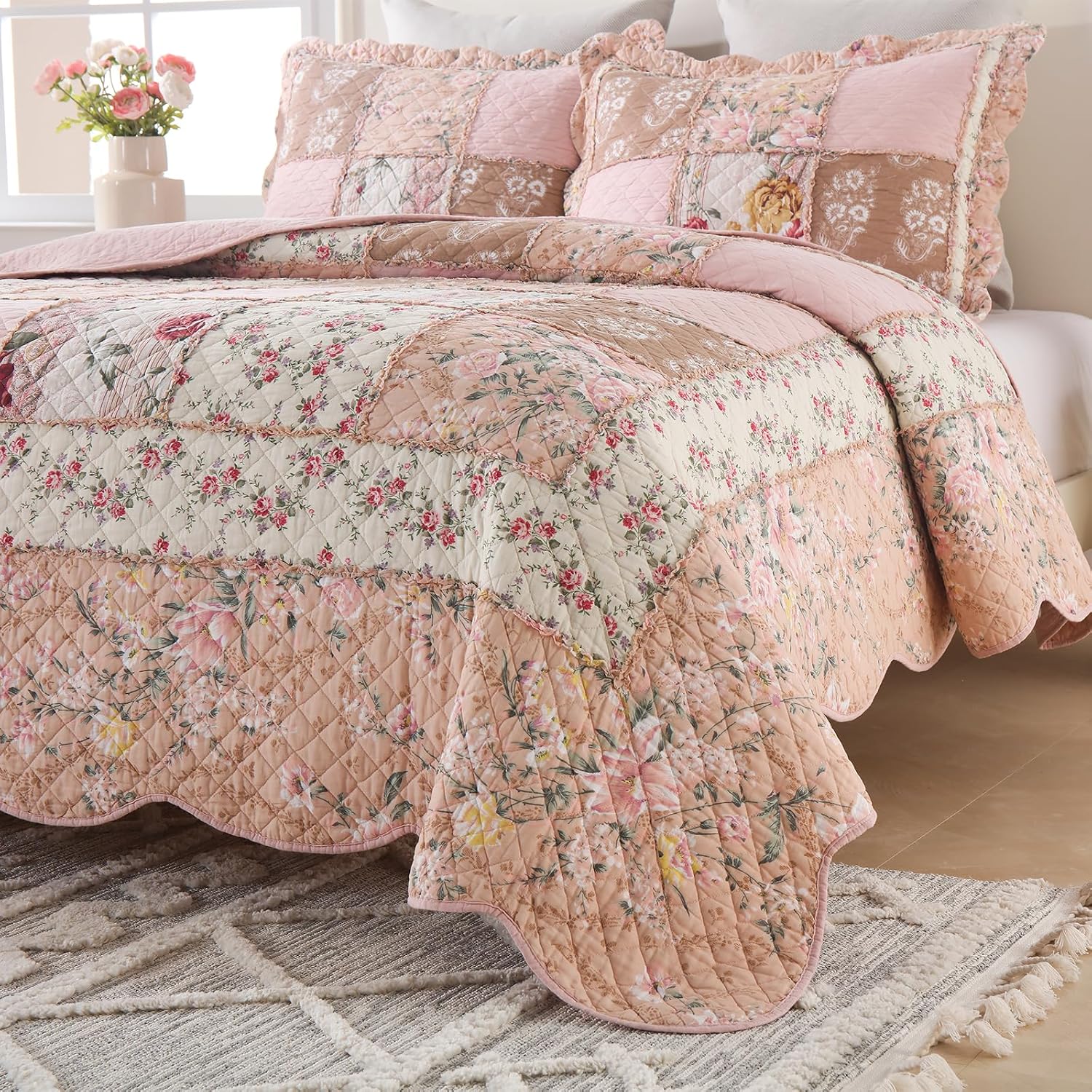 Yvooxny Quilts King Size Patchwork Pink Floral Quilt Set Vintage Shabby Chic Botanical Floral Quilted Bedspread 3-Piece Quilt Set with Ruffle for All Seasons, King Size, 106 * 98 Inches