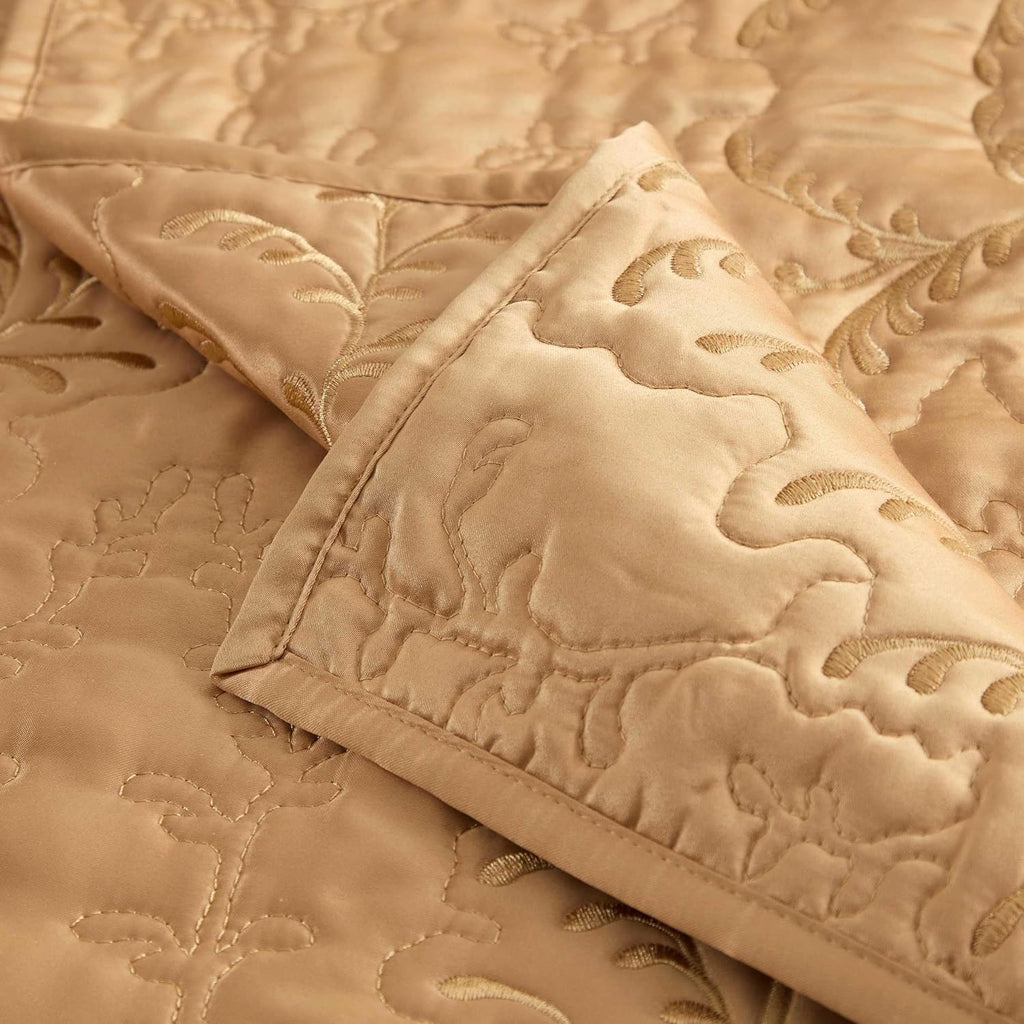 Martha Stewart - King Size Quilt Set, Soft & Smooth Sateen Bedding with a Light and Breathable Feel, 3 Piece Bed Set with Matching Pillowcases (Fern Embroidery Beige)