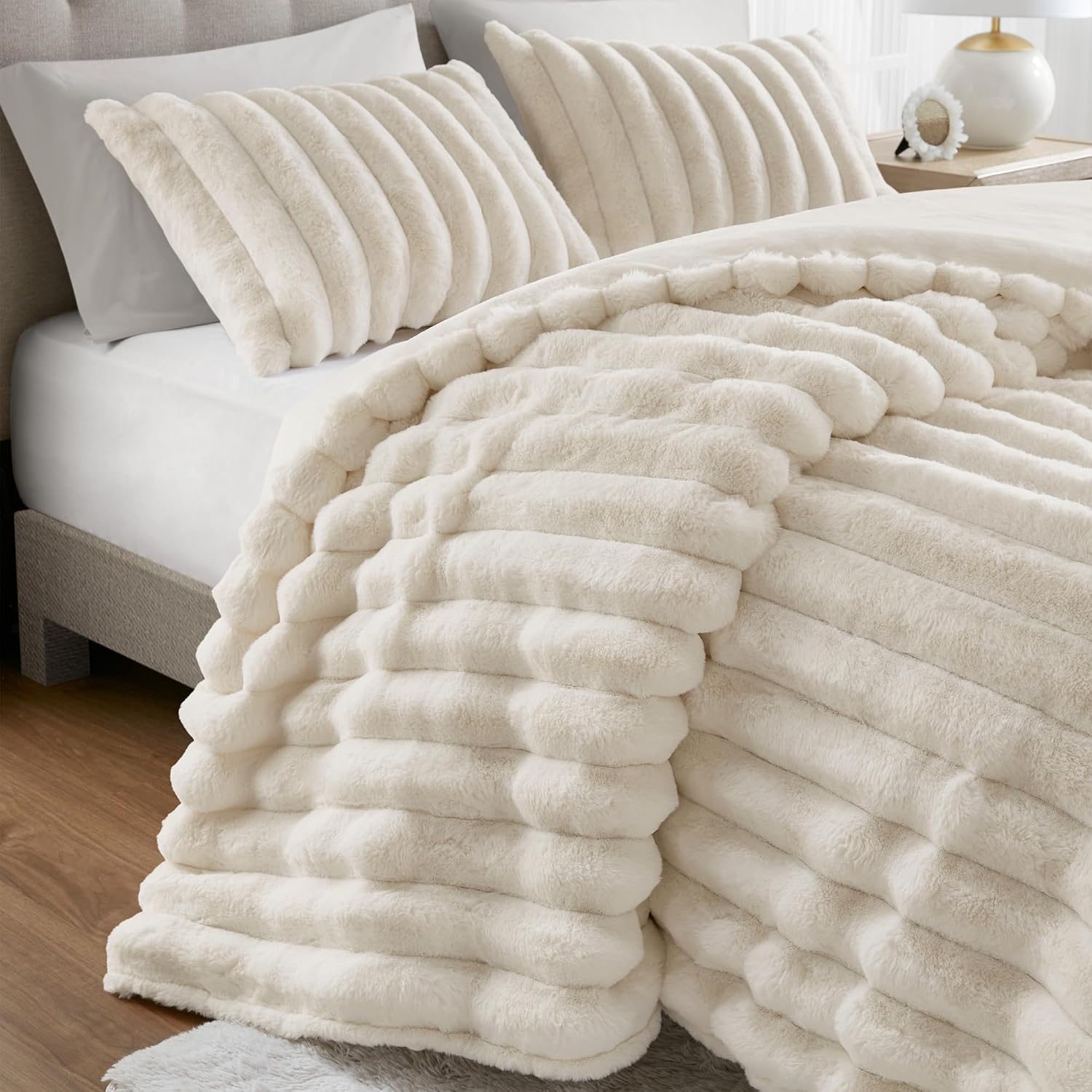 Madison Park Jasmine King Comforter Set, Luxurious Reversible Faux Fur Plush Ribbed Velvet Bedding, Fuzzy Thick Warm Winter Comforter, Super Soft Fluffy 3-Piece Set Ivory