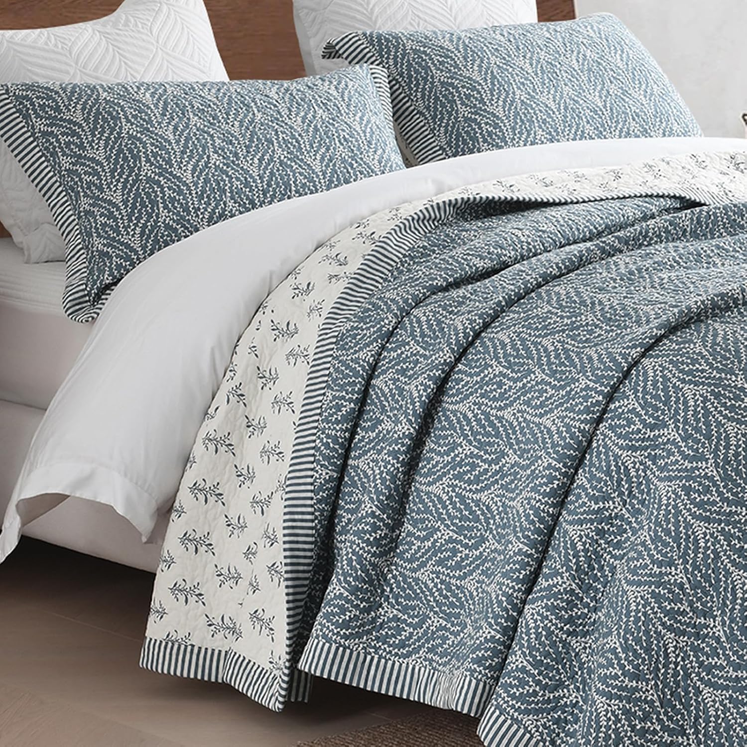 SahSahCasa Quilt Set King Size, 100% Cotton Quilt Bedding Set Bedspread, Botanical Pattern Solid Color Chic Lightweight Quilted Comforter for King Bed, White/Grayish-Blue, All Season, 3 Pieces