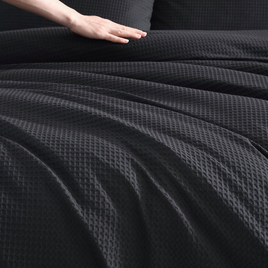 Vera Wang - King Comforter Set, Soft Cotton Bedding with Waffle Pique Texture & Smooth Cotton Percale Reverse, Medium Weight for Year-Round Comfort, 3 Piece Bed Set with Matching Pillowcases (Black)