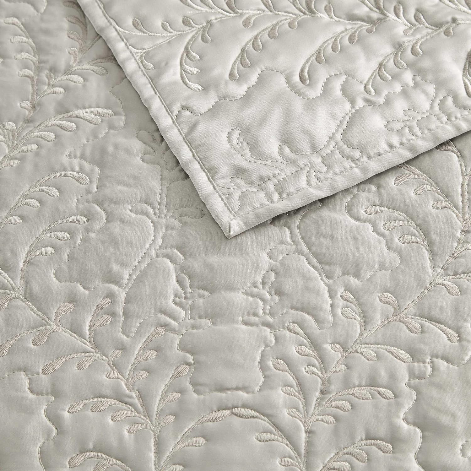 Martha Stewart - King Size Quilt Set, Soft & Smooth Sateen Bedding with a Light and Breathable Feel, 3 Piece Bed Set with Matching Pillowcases (Fern Embroidery Grey)