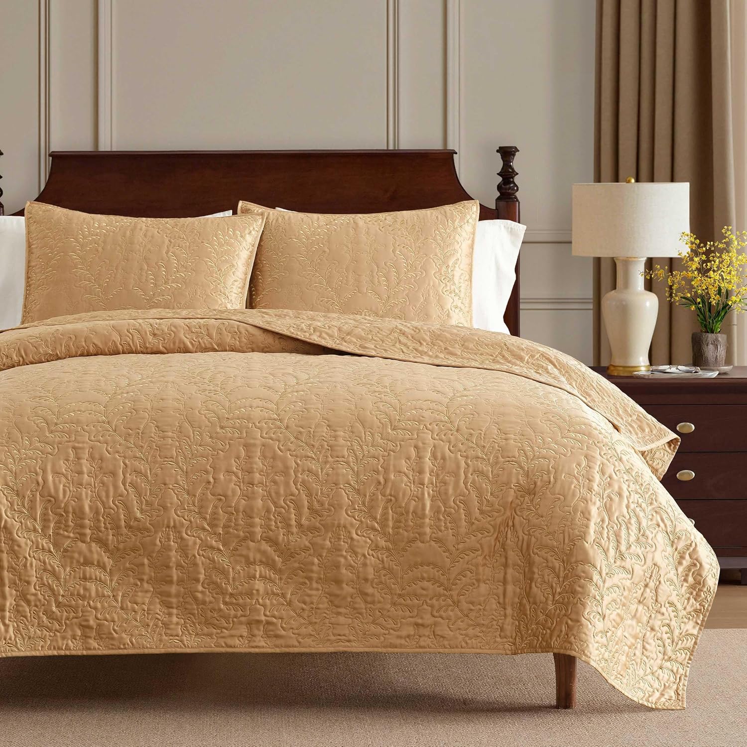Martha Stewart - King Size Quilt Set, Soft & Smooth Sateen Bedding with a Light and Breathable Feel, 3 Piece Bed Set with Matching Pillowcases (Fern Embroidery Beige)