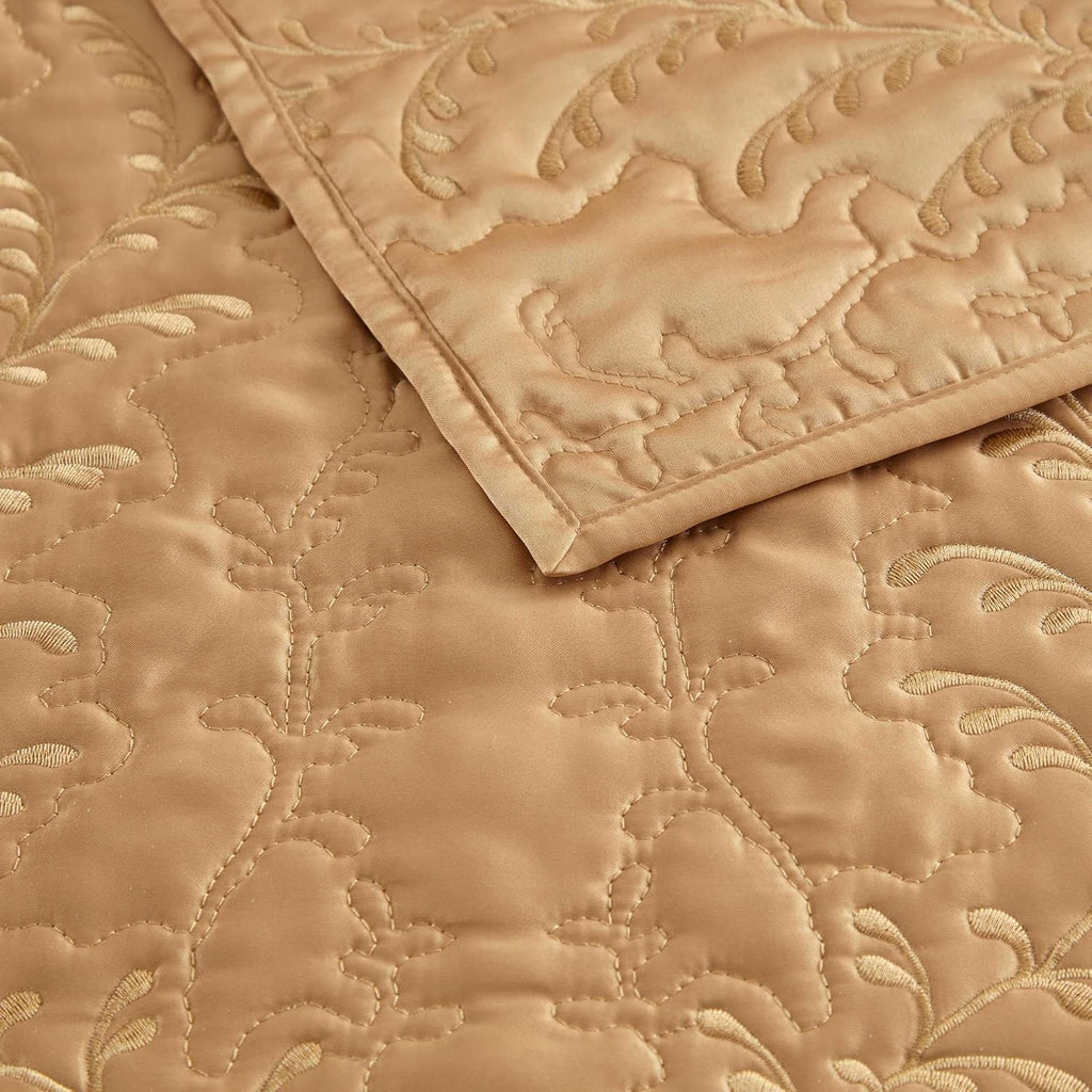 Martha Stewart - King Size Quilt Set, Soft & Smooth Sateen Bedding with a Light and Breathable Feel, 3 Piece Bed Set with Matching Pillowcases (Fern Embroidery Beige)
