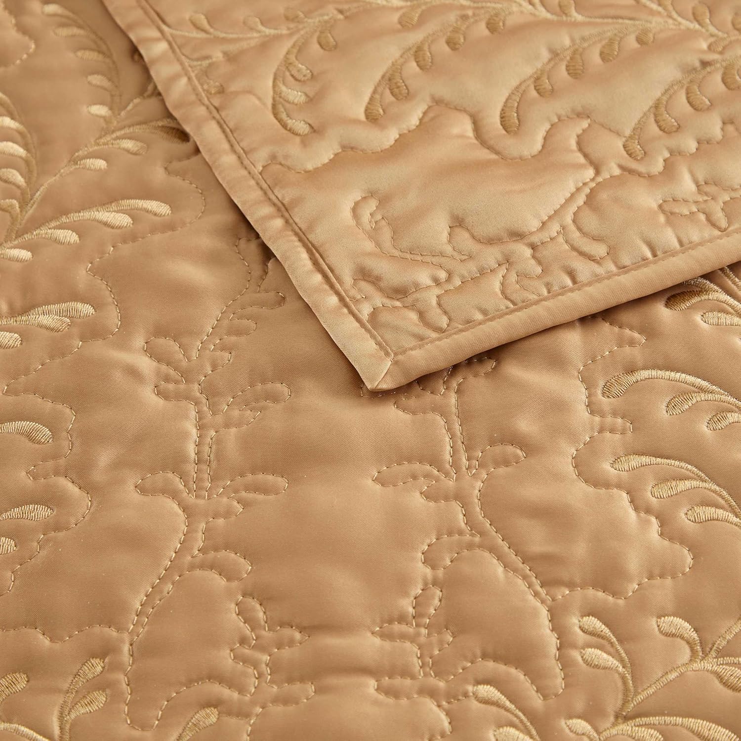 Martha Stewart - King Size Quilt Set, Soft & Smooth Sateen Bedding with a Light and Breathable Feel, 3 Piece Bed Set with Matching Pillowcases (Fern Embroidery Beige)