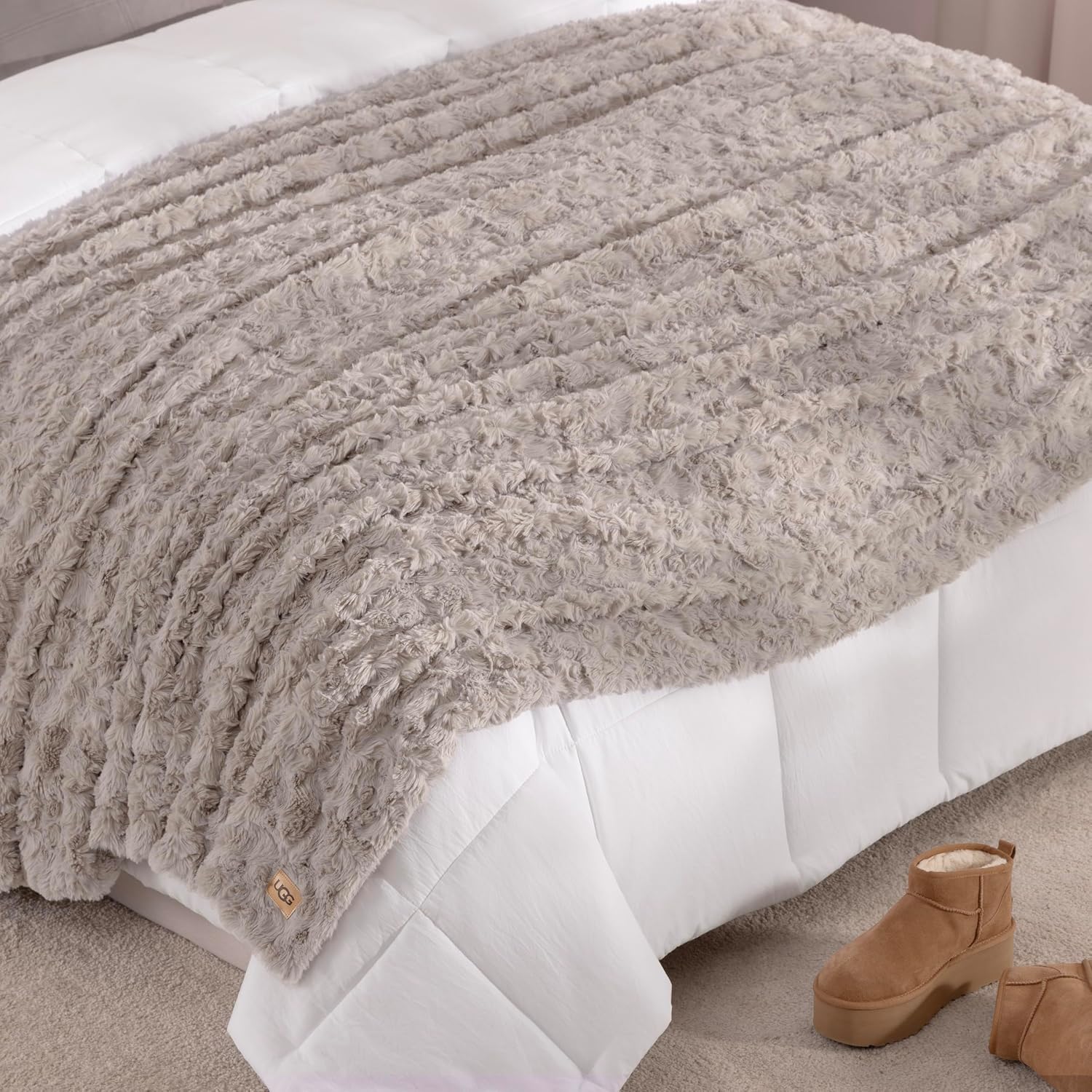 UGG Adalee Faux Fur King Blanket for Bed, Double-Sided Soft Blanket, Warm Large Throw for Couch, Washable California King Bedding, Luxury Bedroom Decor, 110' x 90', Oyster Brown