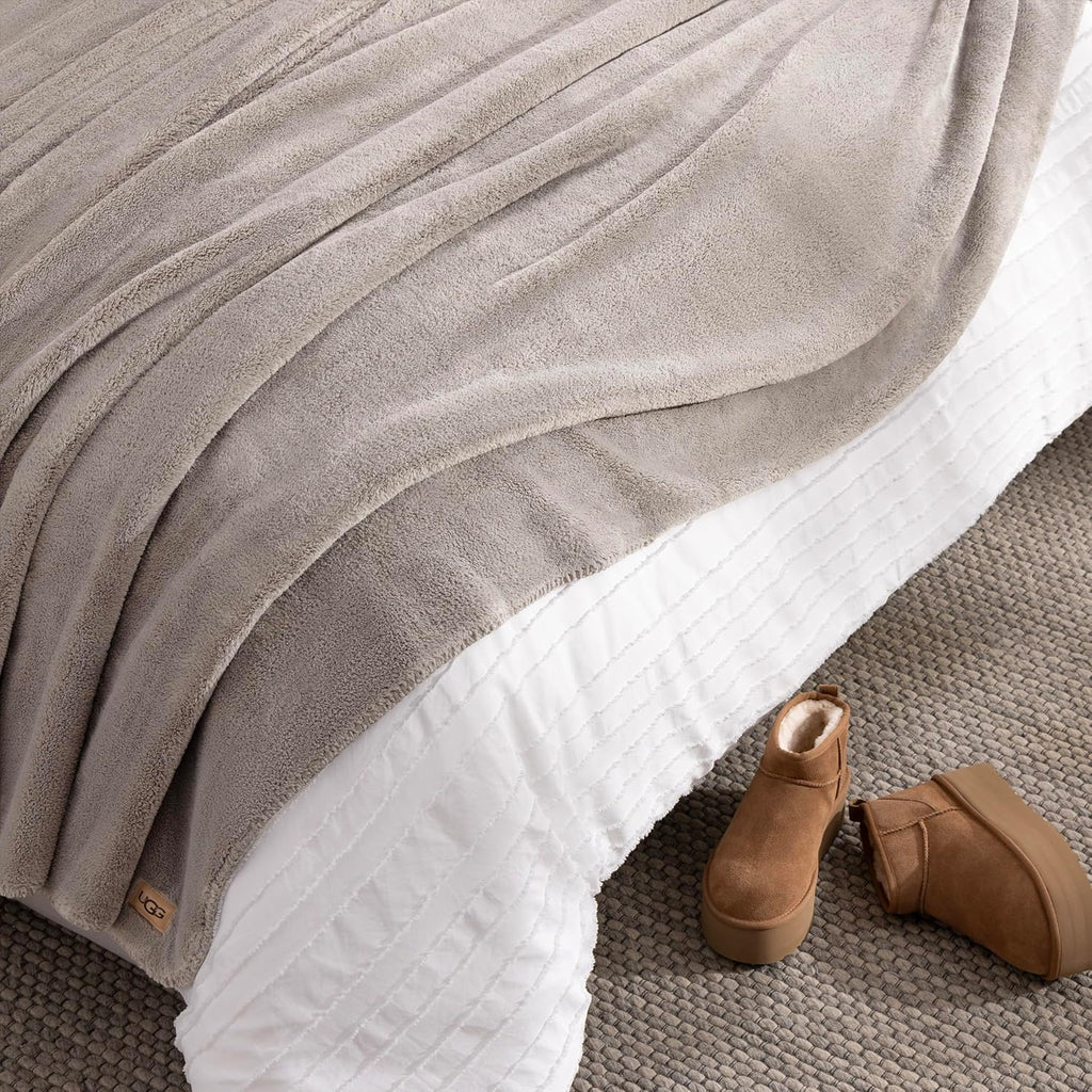 UGG Whitecap Full/Queen Blanket, Fleece Fluffy Blanket for Bed, Luxury Cozy Oversized Throw for Couch, Washable Queen Bedding, Hypoallergenic Bedding Queen Size, 90' x 90', Seal Grey