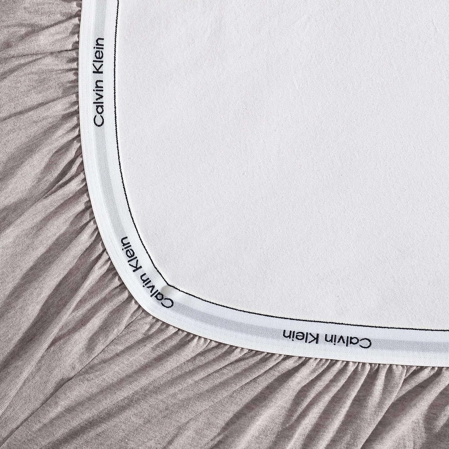 Calvin Klein - King Size Sheets Set, Naturally Soft Cotton-Blend Melange Jersey Bedding - Bed Sheets with Matching Pillowcases & Fitted Sheet (Modern Cotton Melange Brown)