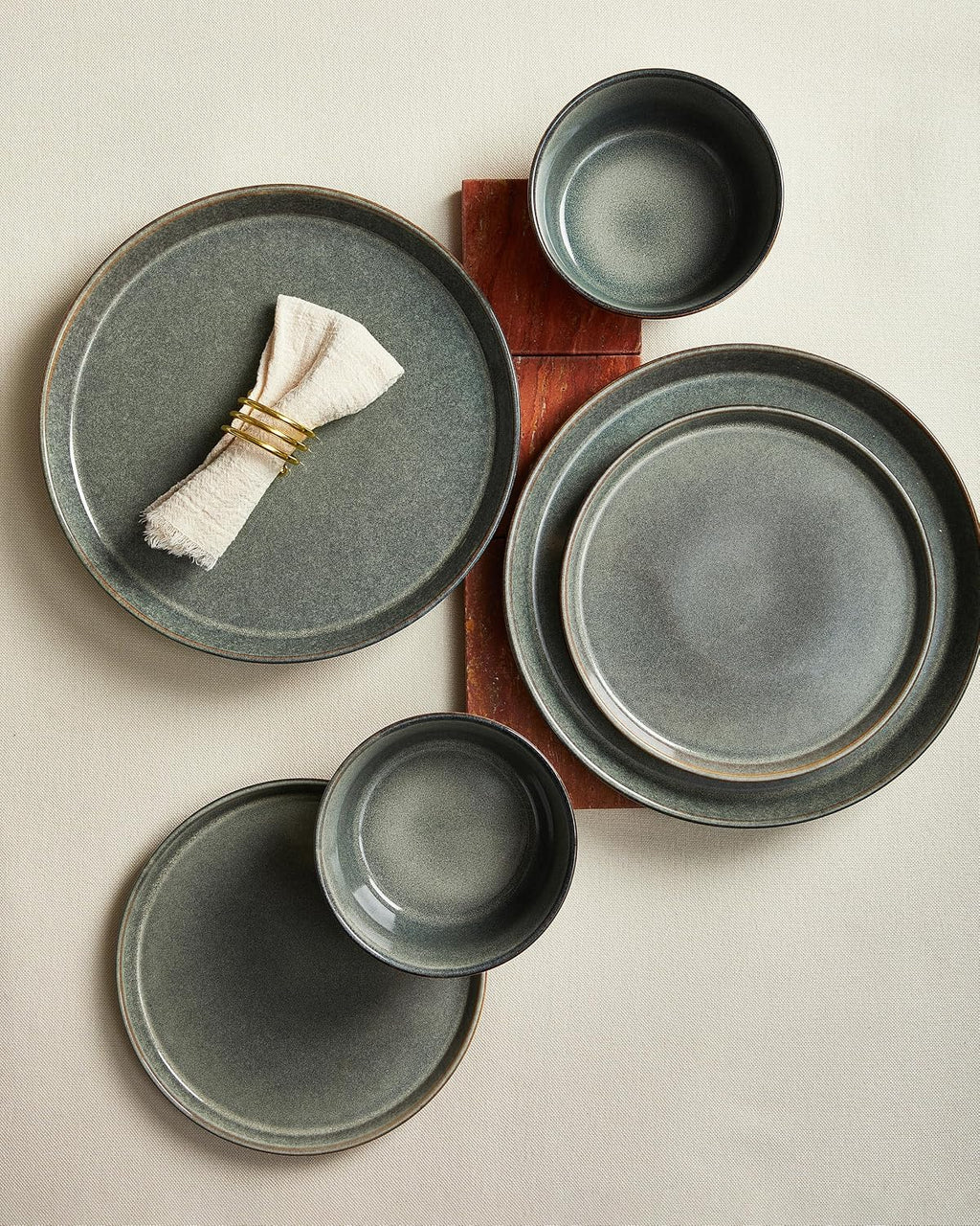 Pokini Dinnerware Sets, Microwave Safe Plates and Bowls Sets, Dishes Set for 8, Chip & Scratch Resistant Dinner Set, Handcrafted Farmhouse Dishware Sets, Green Wheat